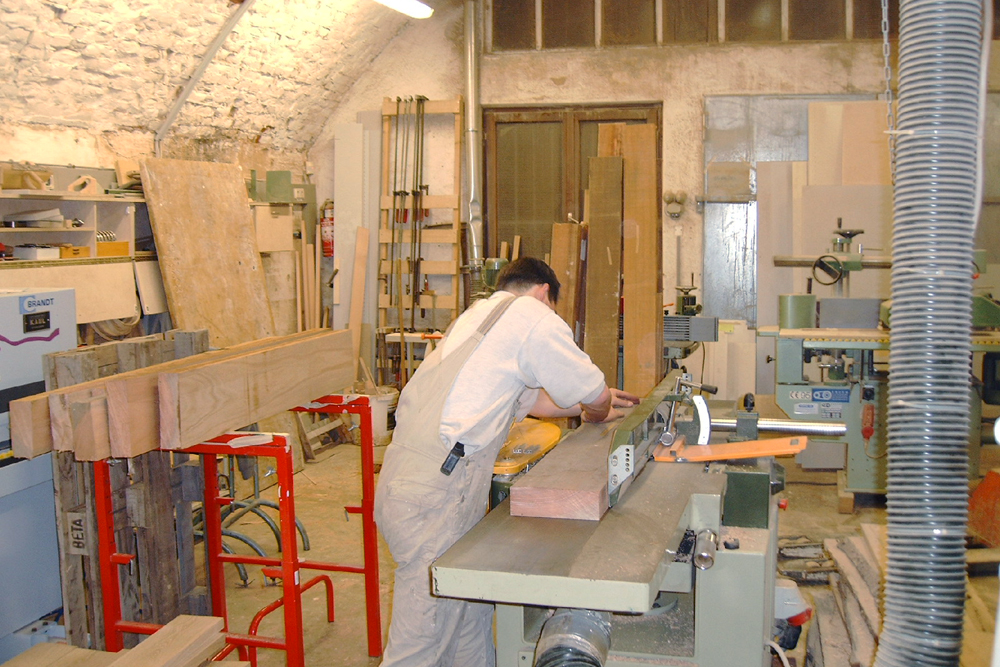 Dann wird es abgerichtet und gehobelt.