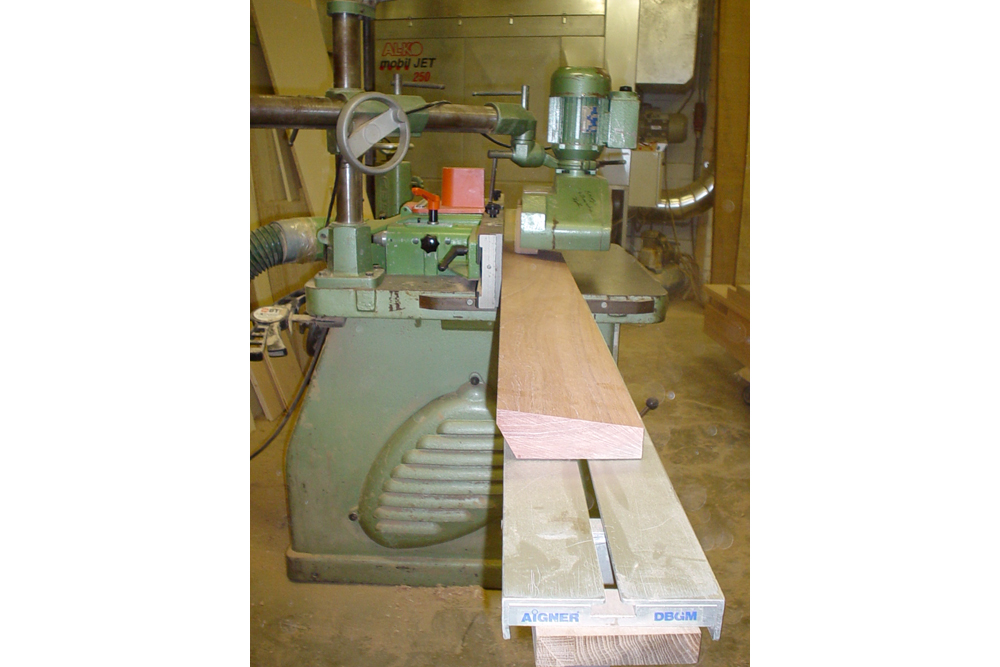 Auf der Fräse erhält das Holz die gewünschten Schrägen.