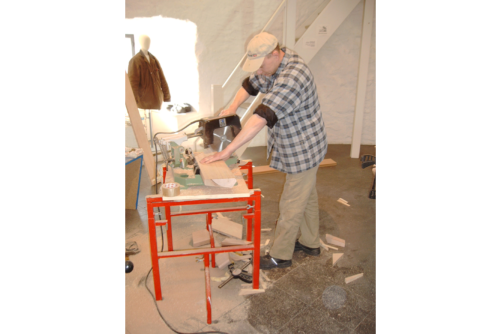 Erst vor Ort wird der Holzrahmen genau angepasst. Das Modell konnten wir nämlich nicht in unsere Werkstatt transportieren.