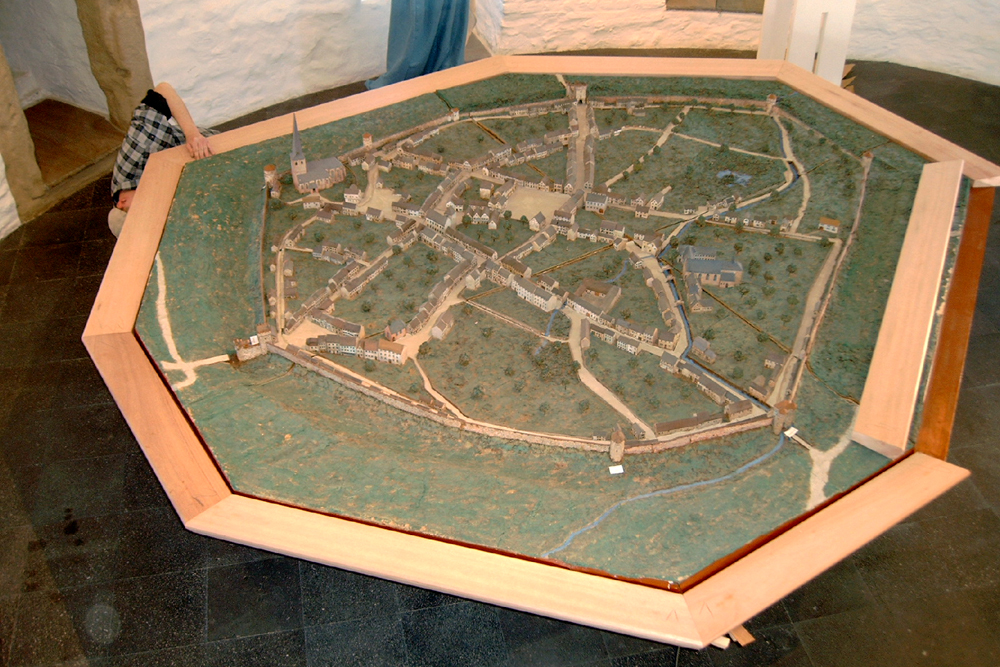 ...und dann wird der zusammengefügte Rahmen von oben über das Modell gestülpt.