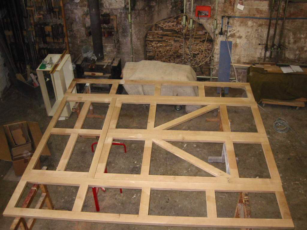 Und hier ist der komplette, mehrteilige Rahmen. Das Grundgerüst fürs Kirchenportal ist fertig.